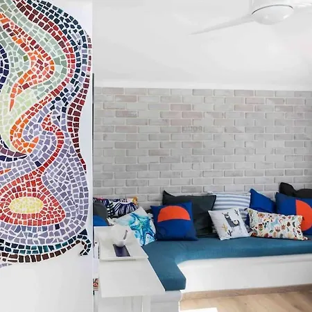 Old Town Upstairs Apartment, Shared Terrace * Lagos