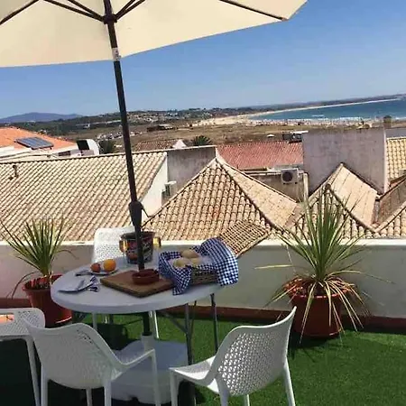 Old Town Upstairs Apartment, Shared Terrace Lagos