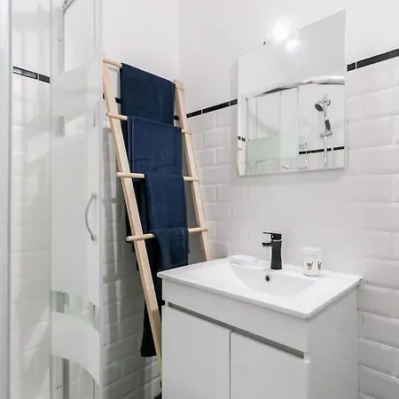 Old Town Upstairs Apartment, Shared Terrace * Lagos